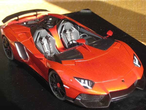 ランボルギーニ 1/18 AVENTADOR J メタリックレッド 乗用車
