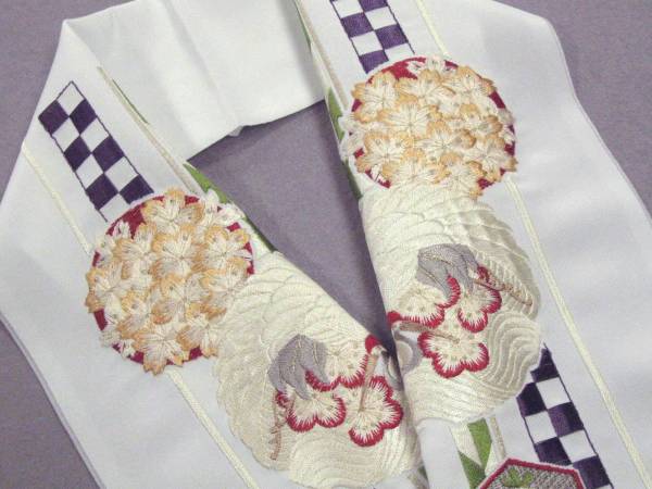 ★舞妓さんタイプの豪華刺繍半衿！【鶴・松竹梅／白】