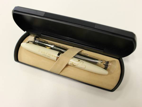 新品・ポケモンセンター　万年筆　little tales　ピカチュウ