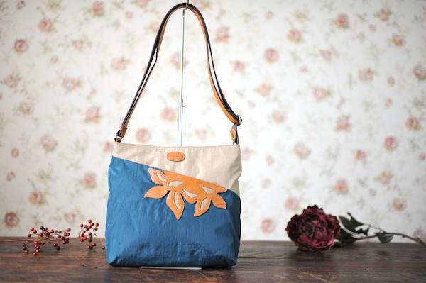 極美品☆ IBIZA イビザ 本革使い 春色 ナイロンショルダーバッグ