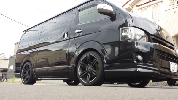 ハイエース200 415コブラ バッドルッカー 20インチ NITTO555付