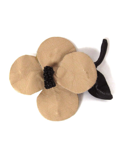 フォクシー(FOXEY) ベージュフェイクレサーブローチ