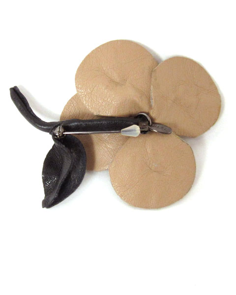 フォクシー(FOXEY) ベージュフェイクレサーブローチ