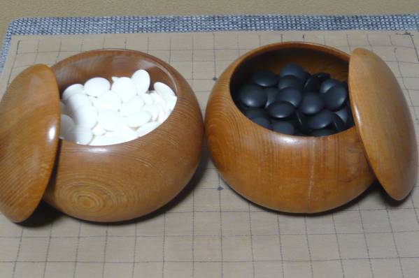 蛤　碁石　（30号）と碁笥