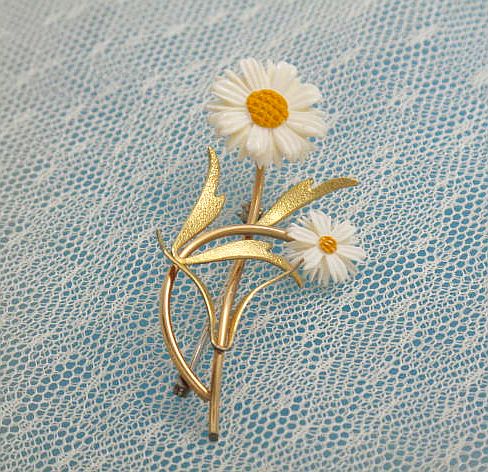 ヴィンテージ、クレメンツ　セルロイド　雛菊のブローチ！