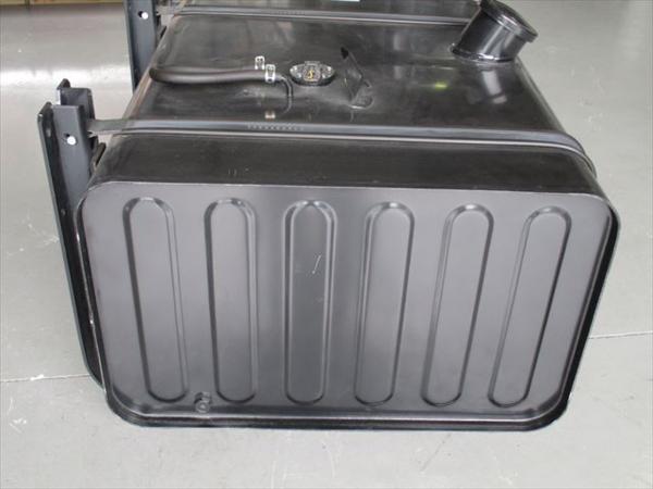 トラック メイン 燃料タンク 200L　ステー付 新車外し　中古
