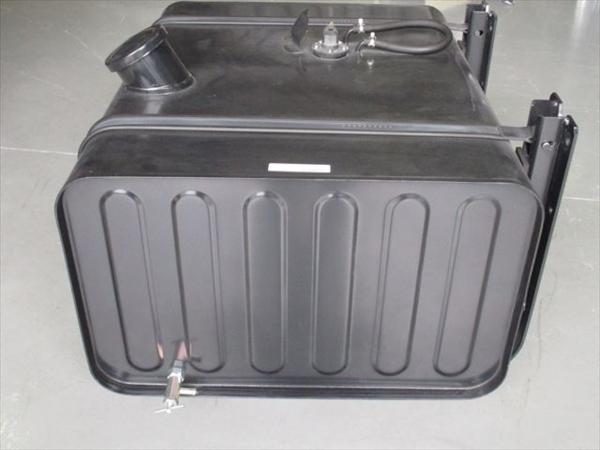 トラック メイン 燃料タンク 200L　ステー付 新車外し　中古