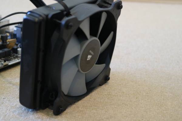 ●CPUクーラー：CORSAIR　H60 CW-9060007-WW　
