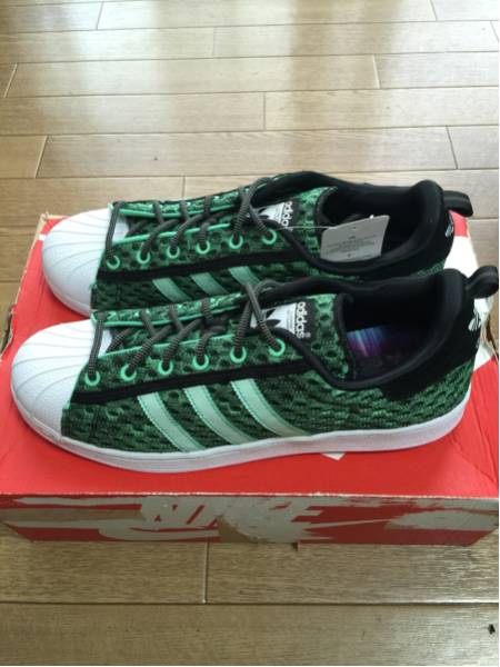 アディダススーパースターグローインザダーク US12 30cm海外限定