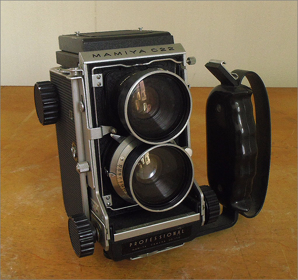 MAMIYA C22 PROFESSIONAL 二眼レフカメラ 本体 MAMIYA マミヤC22プロフェッショナル】グリップ付二眼カメラ 二眼レフ