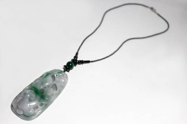 ☆超特大天然翡翠彫刻入りペンダント風ネックレス☆