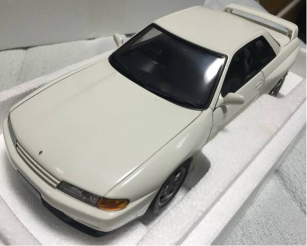 オートアート 1/18 日産 スカイライン GT-R (R32) ホワイト