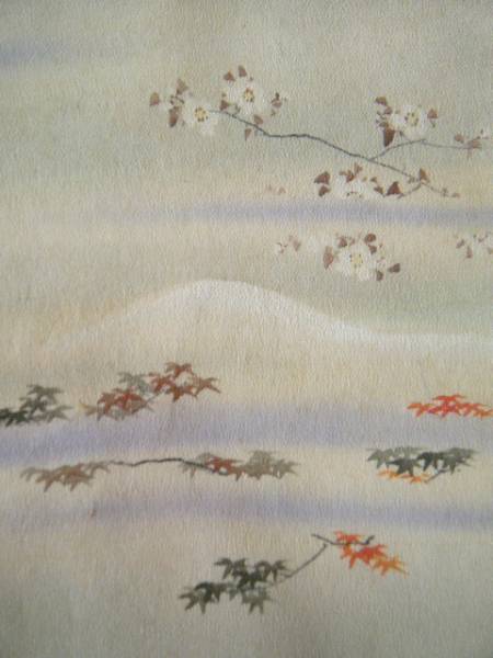 古布３７０　江戸縮緬　暈し　桜・紅葉などの柄　ハギレ