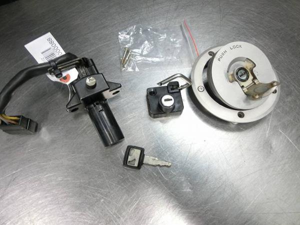 VFR400Z 純正キー3点フルセット、タンクキャップ他☆NC21