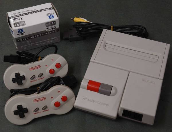 ■ NEW ファミコン本体 コントローラーx2 中古 ■