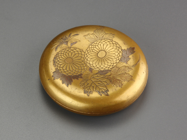 流】茶道具 金溜塗菊蒔絵香合 IN523 工芸品 漆芸 【公式通販】