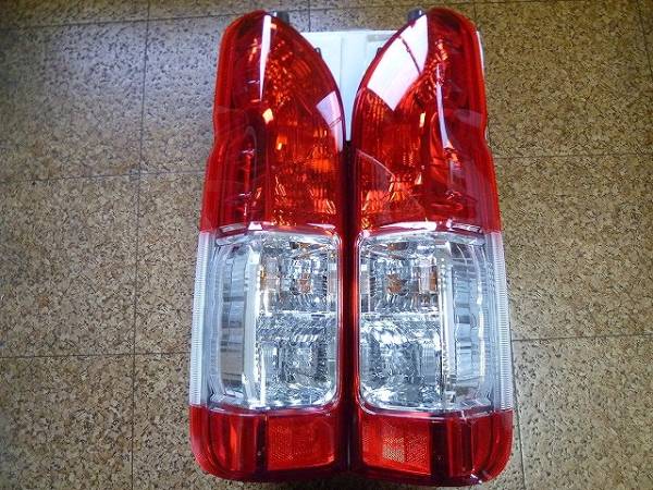 200系ハイエース　純正4型テール