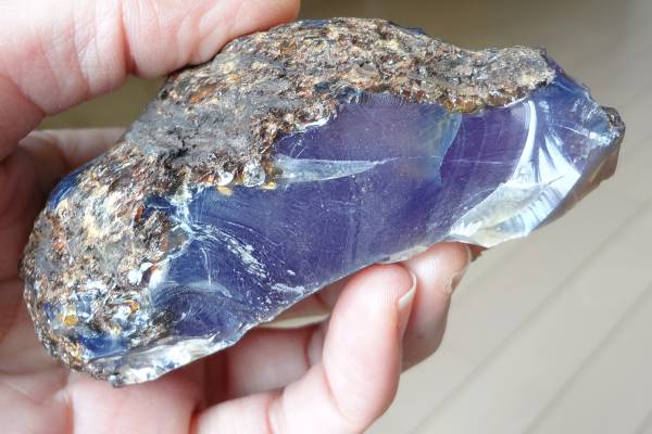 [朝型] スマトラ島産ブルーアンバー 琥珀 原石 青紫　265.80ct