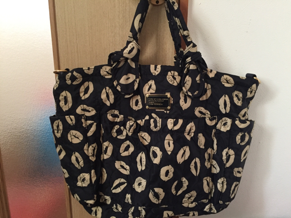 マークバイマークジェイコブス マザーズバック リップ柄