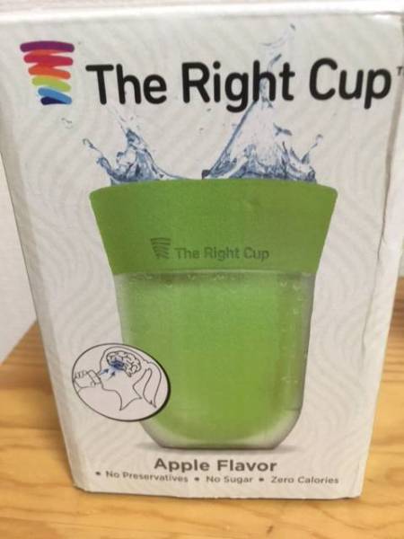 水を注いで飲むとジュースになる！【The Right Cup】リンゴ味
