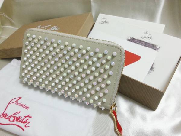 クリスチャンルブタン christian louboutin オフホワイトレザー パールカラースタッズ 白革 ラウンドスパイクウォレット 長財布