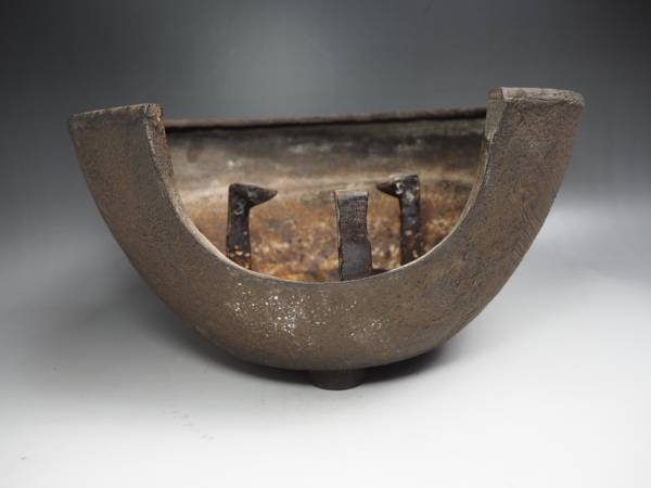 古鉄　刷毛目風炉　虫食五徳付き