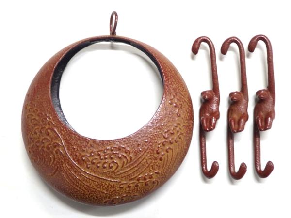 美品 南部鉄器 三日月型 吊り花器 吊花瓶 花入 猿手(鉄製)｜売買された