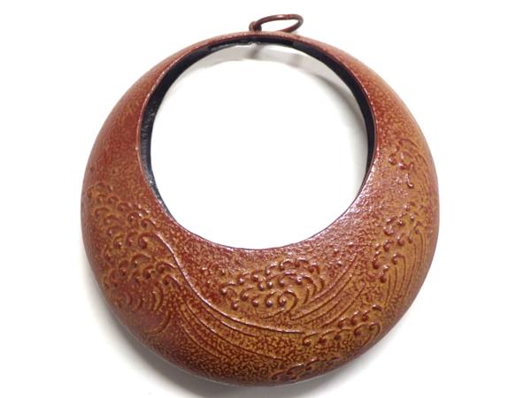 美品 南部鉄器 三日月型 吊り花器 吊花瓶 花入 猿手(鉄製)｜売買された