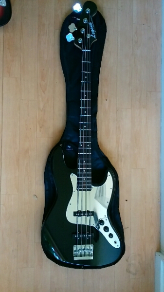 レジェンドのミラーピックガードのベースギター
