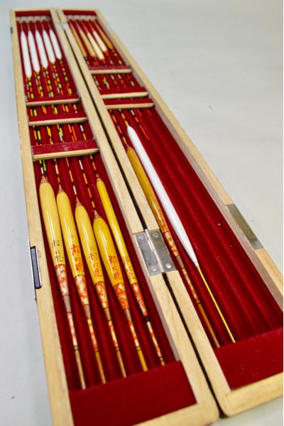 ほぼ新品 【へら浮き】17本 素材は孔雀の羽根、その他。ケース付きです。/ヘラ竿