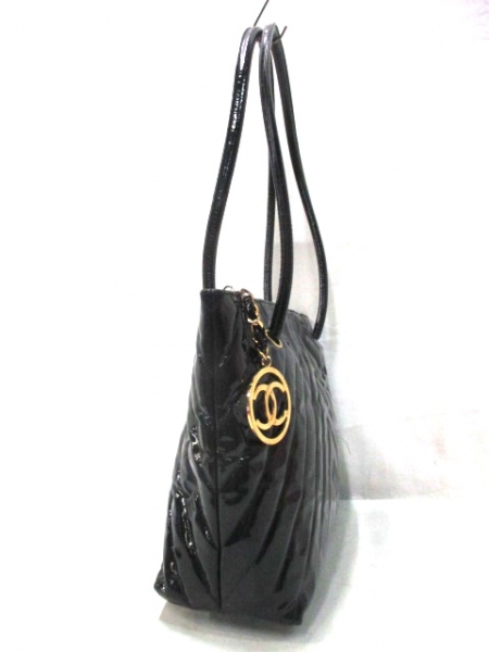 シャネル ショルダーバッグ - 黒 エナメル（レザー） CHANEL