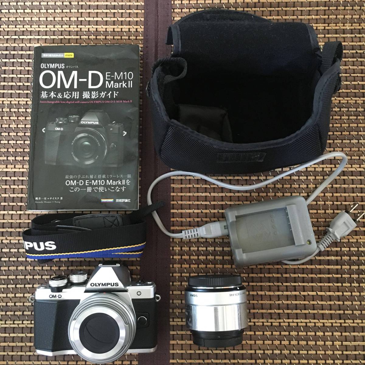 OLYMPUS OM-D E-M10 MarkⅡ EXレンズキット(14-42㎜)シルバー/単焦点レンズ付き(シグマ19㎜ F2.8 DN)付き おまけ多数