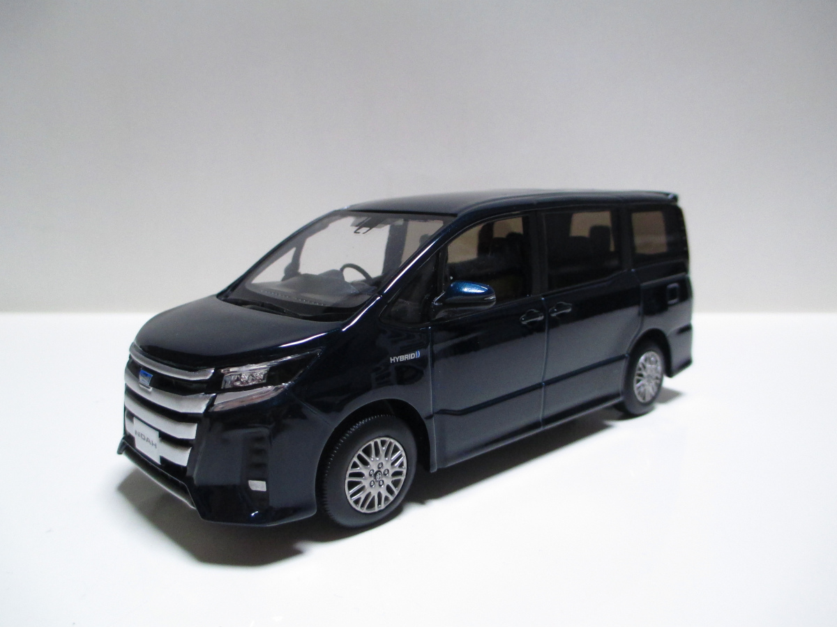 1/30 トヨタ 新型ノア NOAH 後期 非売品 カラーサンプル ミニカー　ブラキッシュアゲハガラスフレーク