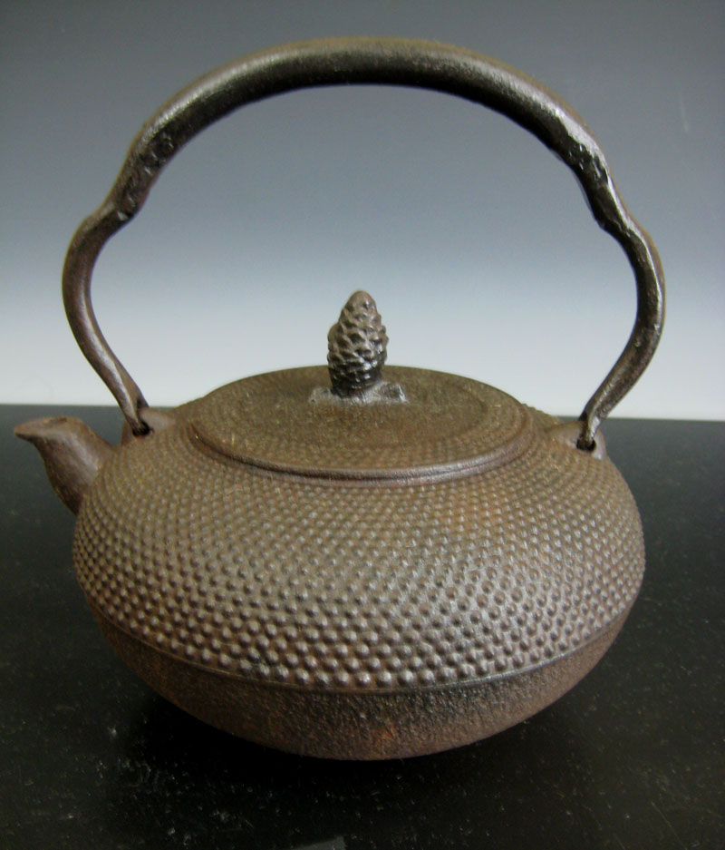 【出入大大吉】 鉄瓶 南部鉄器 鉄瓶在銘 松摘 お茶道具 煎茶道具 唐物骨董 工芸品