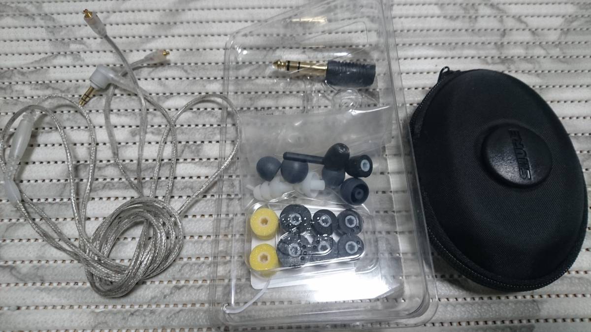 SHURE SE425 一部テープ補修あり SHURE SE425 一部テープ補修あり