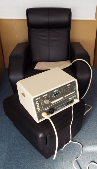 家庭用電位治療器メディックWARM9000　リクライニング機能付き治療椅子セット　中古品　ジャンク