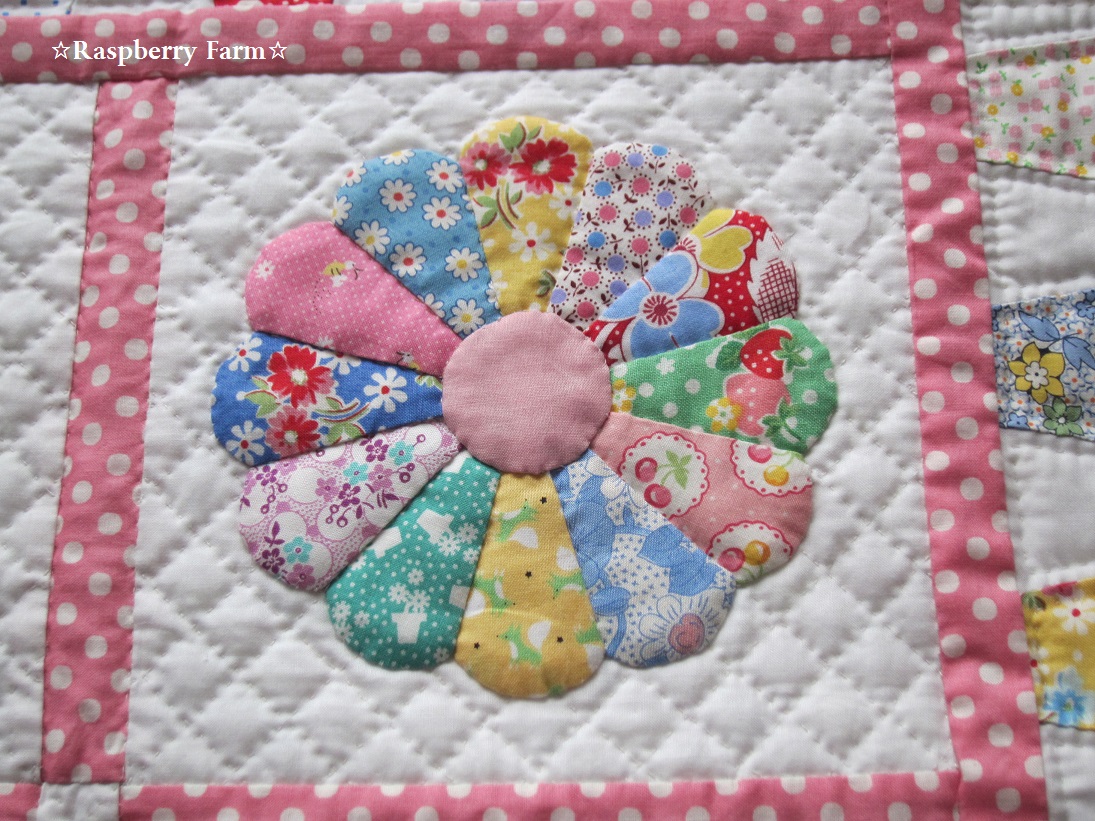 ☆ハンドメイド パッチワークキルト ドレスデンのタペストリー（ピンク