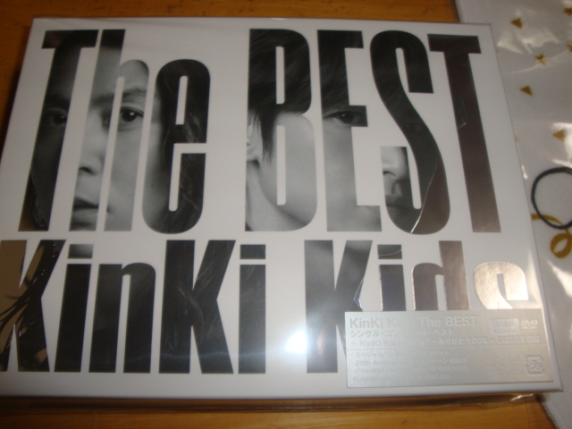 新品　 KinKi Kids The BEST ［3CD+DVD+ブックレット］＜初回盤＞ 特典ハンドタオル付