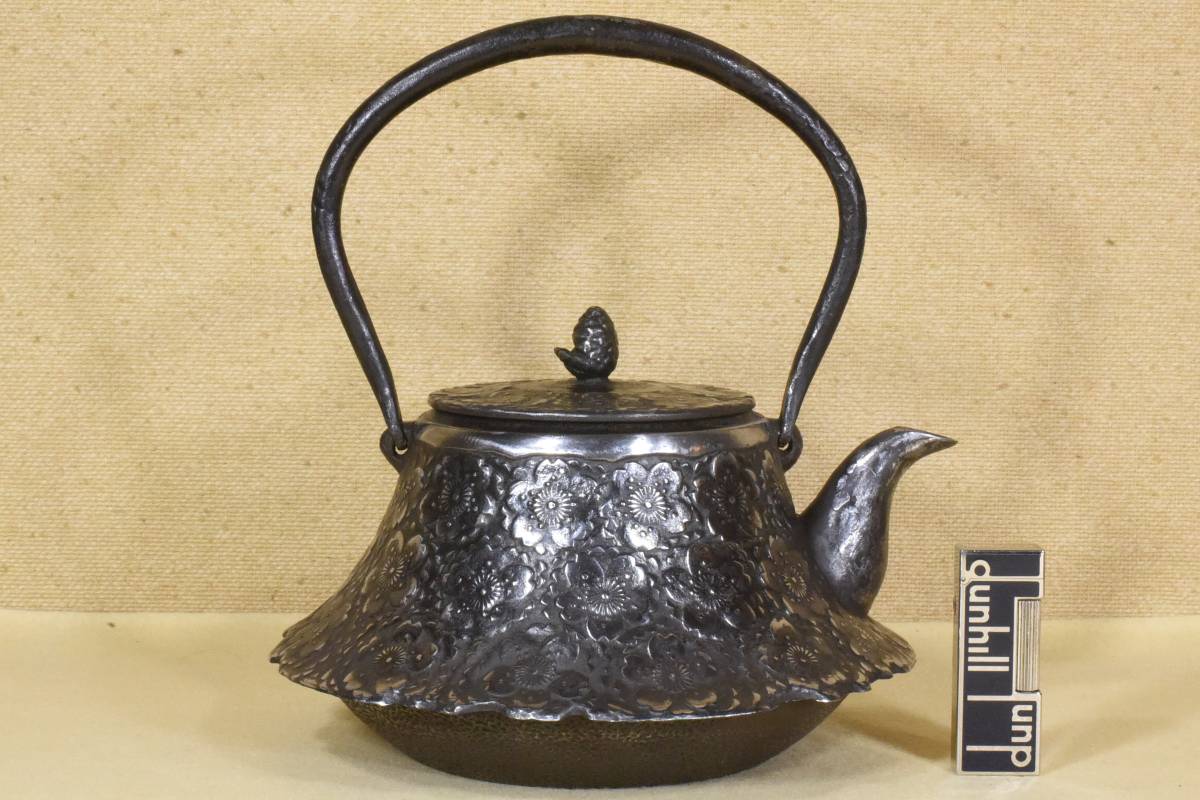 南部 鉄瓶 在銘 「 盛栄堂 」 櫻花紋ちらし 1384g 良品 箱無し