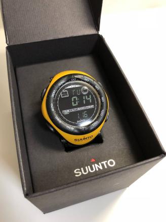 □即決！着用1回のみ美品！□SUUNTO VECTORスントベクター黄イエロー小栗