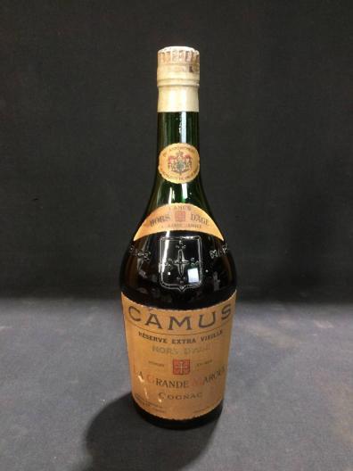 CAMUS HORS D'AGE COGNAC ② Camus Hors d'Age Cognac in a Baccarat