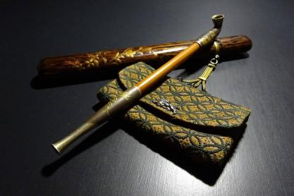 Y2978-2 時代物 金銀象嵌金具 時代 煙草道具 金蒔絵 草花・昆虫 煙管筒