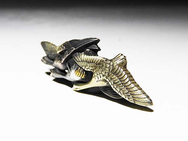 【桃】刀装具：金工銀地金象嵌参雁片目貫