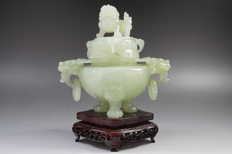 ゆ206☆中国美術 玉石 獅子彫刻耳遊環三ツ脚香炉 花唐草透彫木製台座