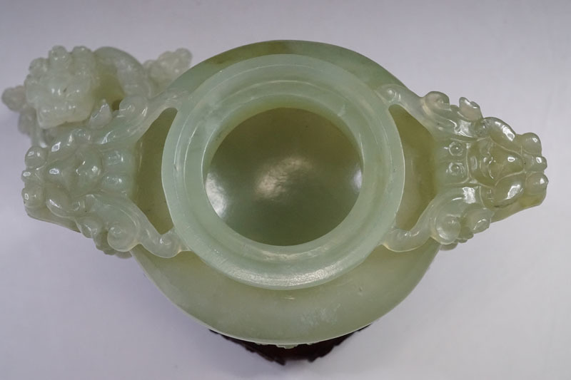 ゆ206☆中国美術 玉石 獅子彫刻耳遊環三ツ脚香炉 花唐草透彫木製台座