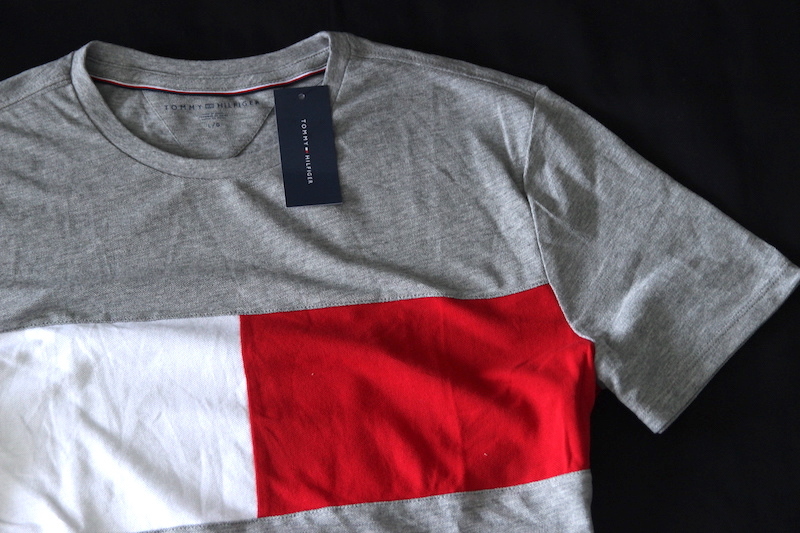  LA購入 TOMMY HILFIGER トミーヒルフィガー 本物 日本未発売 鹿の子 フラッグカラー ロゴTシャツ XL/グレー US正規(半袖Tシャツ)｜売買されたオークション情報、yahooの商品情報をアーカイブ公開 - 男性用