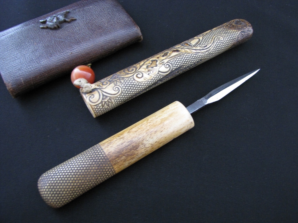 武者前金具煙草入れ 唐画煙管筒 江戸時代 絶品 在銘 骨彫 煙管筒 煙草