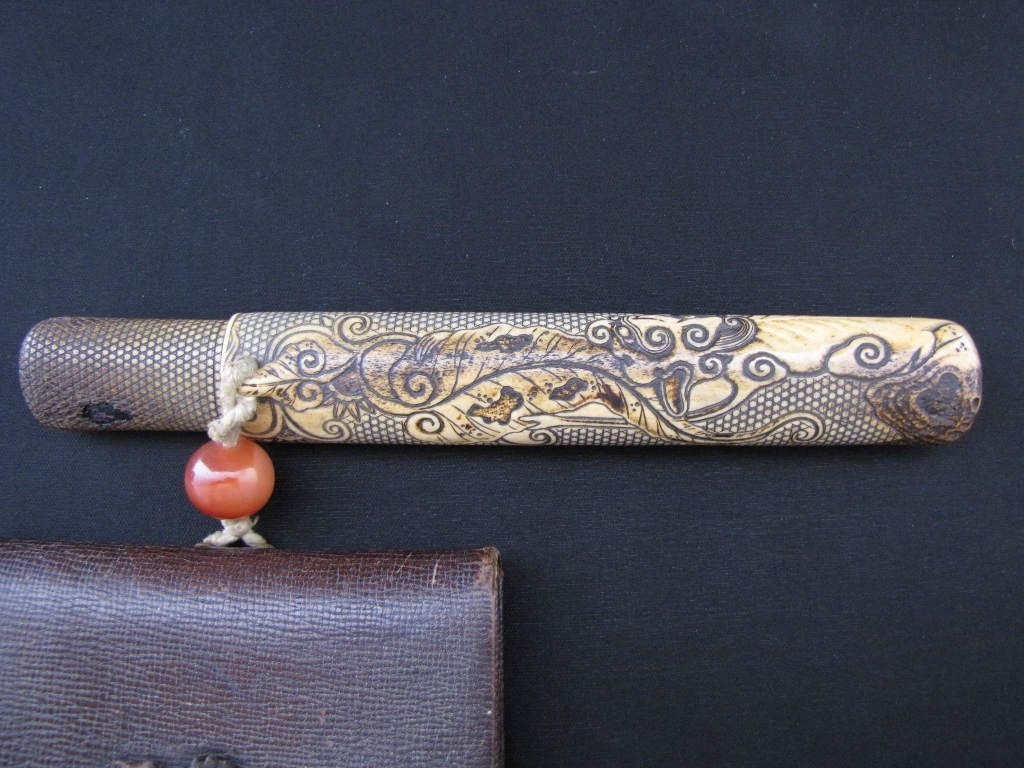 武者前金具煙草入れ 唐画煙管筒 江戸時代 絶品 在銘 骨彫 煙管筒 煙草