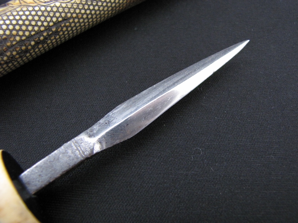 武者前金具煙草入れ 唐画煙管筒 江戸時代 絶品 在銘 骨彫 煙管筒 煙草
