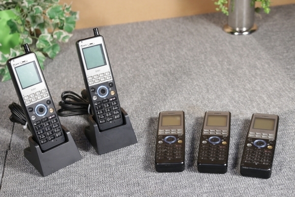 現状!2012年製 NTT αNX ビジネスフォン コードレス電話機５点セット 充電器２点付き D001 NX-DCL-PS-1